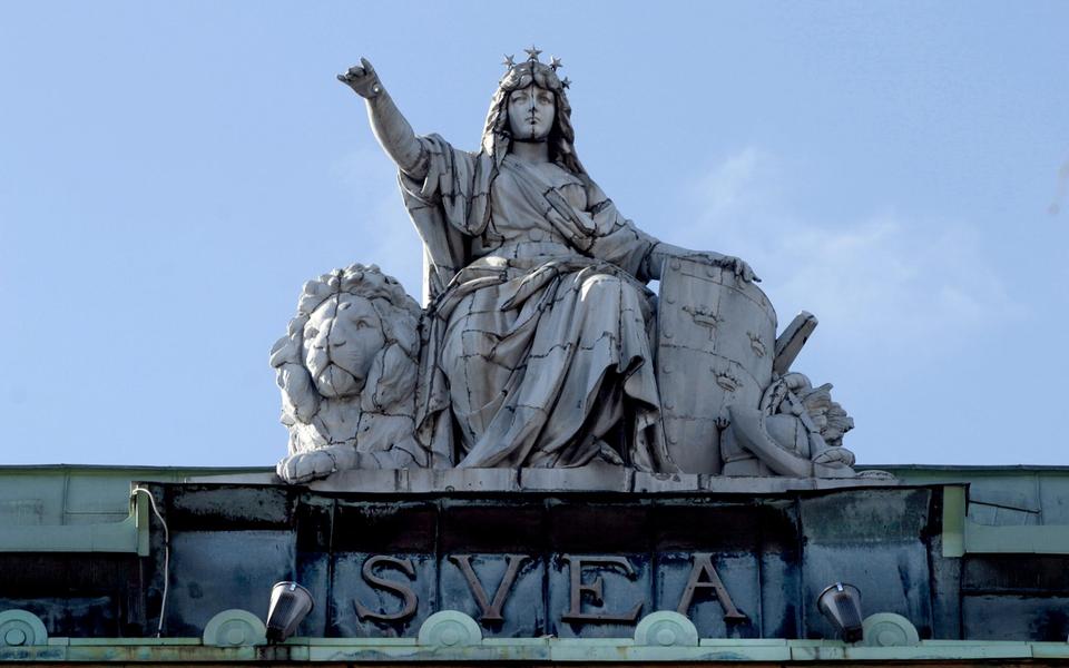 Staty på tak av Moder Svea